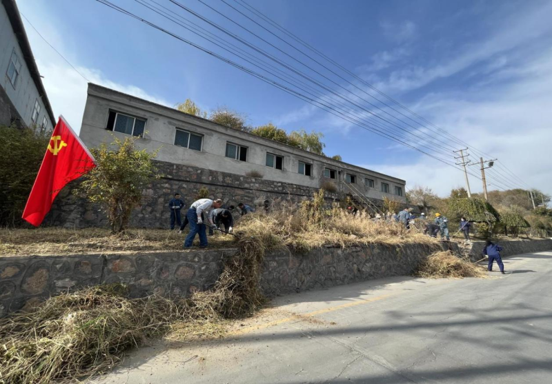 有工投黨員干部、團(tuán)員青年的耕耘那處便是公司最美麗的一角-----物產(chǎn)工投公司開展環(huán)境專項(xiàng)整治主題黨日、團(tuán)日活動(dòng)