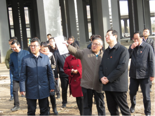 省委常委、西寧市委書記王曉在青海省物產(chǎn)集團總公司黨委書記、總經(jīng)理王玉輝陪同下，深入青海物產(chǎn)朝陽物流園區(qū)。