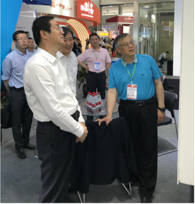 省委常委、西寧市委書記王曉蒞臨第十九屆青洽會青海物產(chǎn)展位參觀